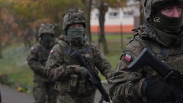 PRZEWODOW - Polonya Cumhurbaşkanı Duda füze düşen Ukrayna sınırındaki bölgeyi ziyaret etti