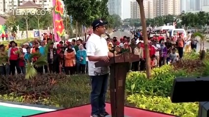 Kunjungi Kampung Tematik, Anies Jajal Mengecat Bantaran Kali Item