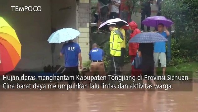 Warga Mengungsi Akibat Hujan Deras Melanda Cina