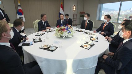 尹, ASML 회장 차담 "반도체 R&D센터 투자를"...이재용·최태원 배석 / YTN