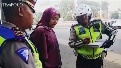 Wanita Ini Protes Aturan Ganjil-Genap ke Polisi