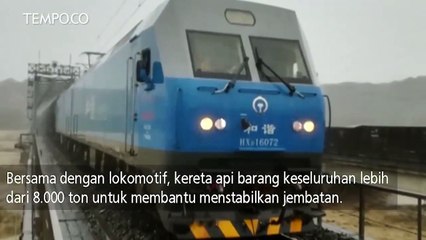 Dua Kereta Api Barang Stabilkan Jembatan Saat Banjir Besar