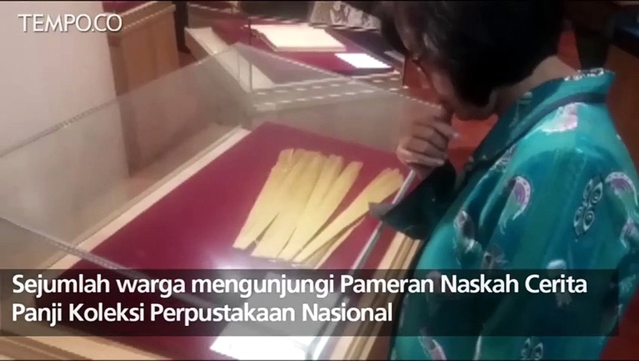 Antusias Warga Melihat Pameran Naskah Cerita Panji