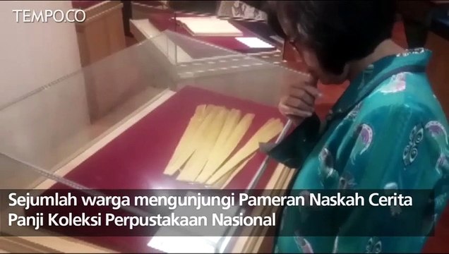 Antusias Warga Melihat Pameran Naskah Cerita Panji