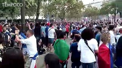 Beragam Cara Warga Prancis Rayakan Kemenangan
