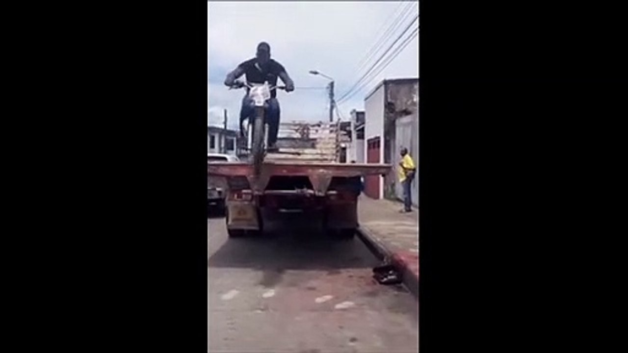 Il tente une petite cascade à moto... raté