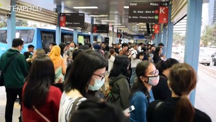 Menjelang Buka Puasa, Fatin Hibur Penumpang Transjakarta