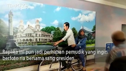 Foto Bareng Replika Jokowi di Bandara Ahmad Yani Semarang
