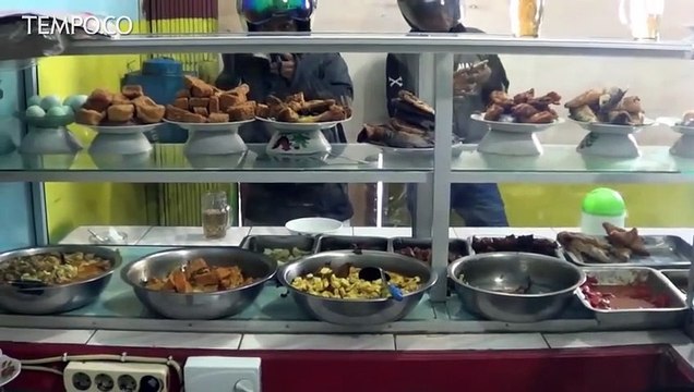 Petugas Satpol PP Merazia Warung Makan yang Buka di Siang Hari