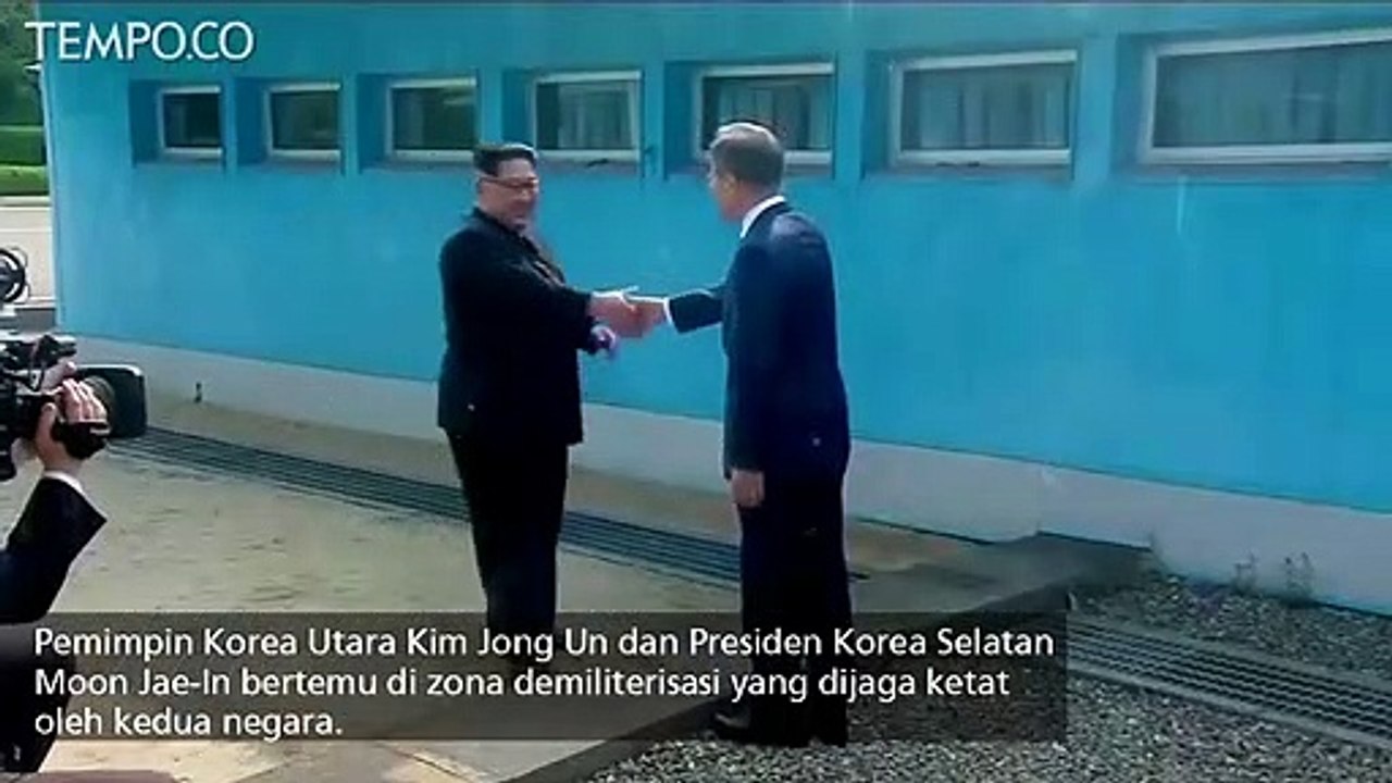 Kim Jong Un Genggam Tangan Moon Jae-in Lewati Perbatasan Korea