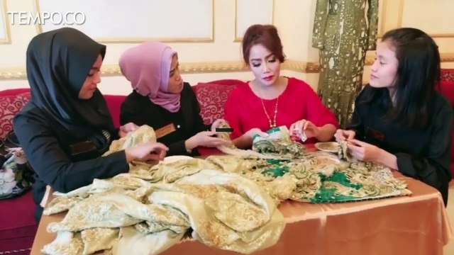 Wanita Berkebutuhan Khusus Pasang Aksesori di Busana