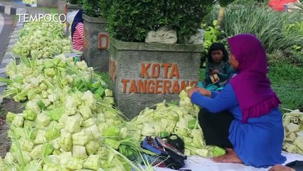Pedagang Kulit Ketupat Musiman Saat Tradisi Qunut