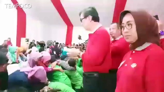 Haru Menkumham Yasonna Saat Anak Pidana Basuh Kaki Ibu Mereka