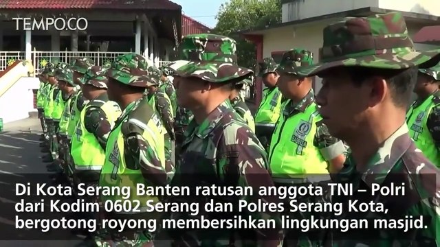 Sambut Ramadan, TNI Polri Gotong Royong Bersihkan Masjid