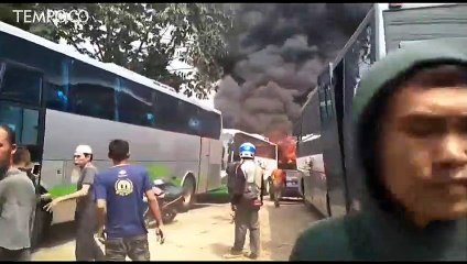 Bakar Sampah, Empat Bus Pariwisata Ikut Terbakar