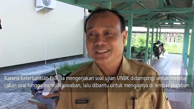 Semangat Siswa Buta Total Ini Tetap Ikuti UNBK