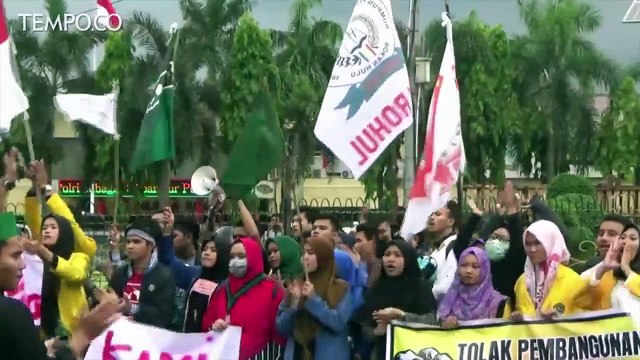 Ratusan Mahasiswa Demo Tolak Pembangunan Waduk di Riau