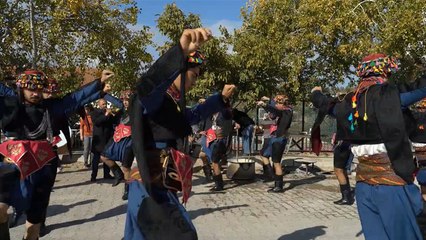 Seferihisar köylüleri, mahkemenin JES projesine yönelik iptal kararını zeybekle kutladı