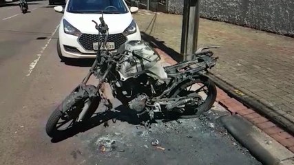 Motocicleta destruída em incêndio segue abandonada em via pública