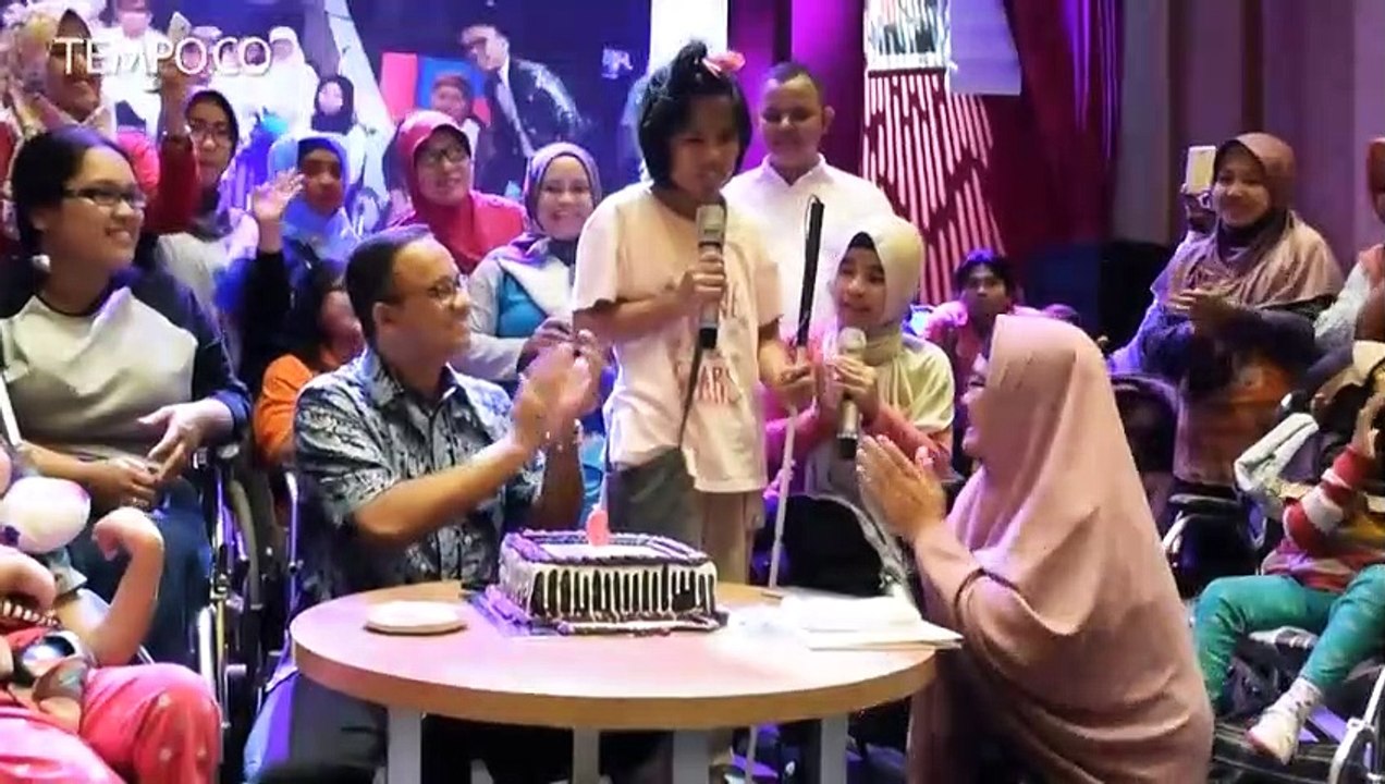 Ketika Anies Temani Penyandang Disabilitas Melintasi Trotoar