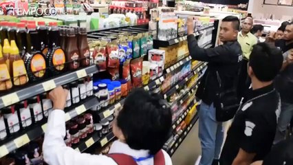 Скачать видео: Polres Jakarta Barat Razia Makanan Kedaluwarsa di Supermarket