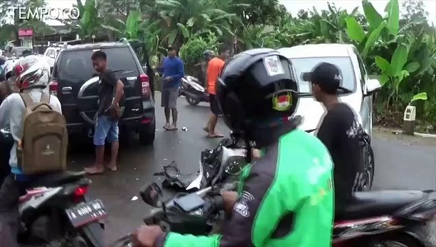 Diduga Mengantuk, Pengemudi Tabrak Mobil Dari Arah Berlawanan
