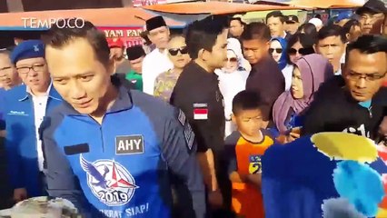 Gaya AHY saat Awali Blusukan dengan Makan Nasi Uduk