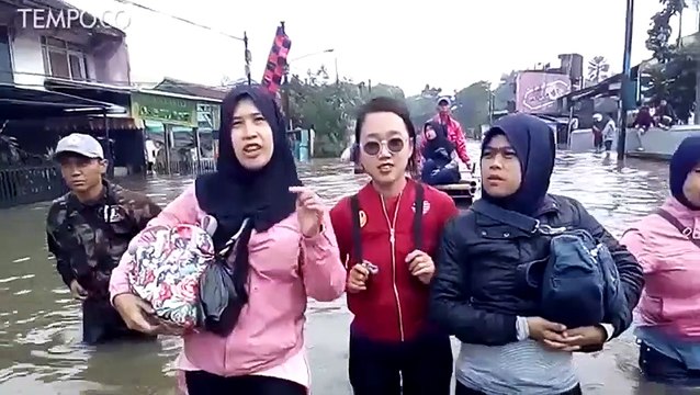 Tidak Ada Bantuan Transportasi, Buruh Pabrik Terpaksa Berjalan Kaki Menembus Banjir