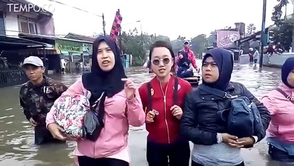 Tidak Ada Bantuan Transportasi, Buruh Pabrik Terpaksa Berjalan Kaki Menembus Banjir