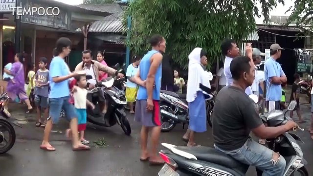 Sebuah Baliho di Bekasi Ambruk Usai Diterjang Angin Kencang dan Hujan Deras