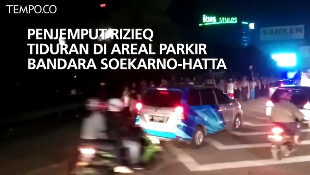 Penjemput Rizieq Tiduran di Areal Parkir Bandara Soekarno-Hatta