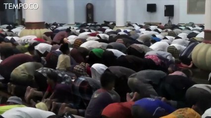 Usai Salat, Warga Melihat Gerhana Bulan dengan Mata Telanjang