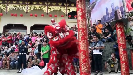 Anies Terpleset Saat Hendak Bagi Angpao di Perayaan Cap Go Meh