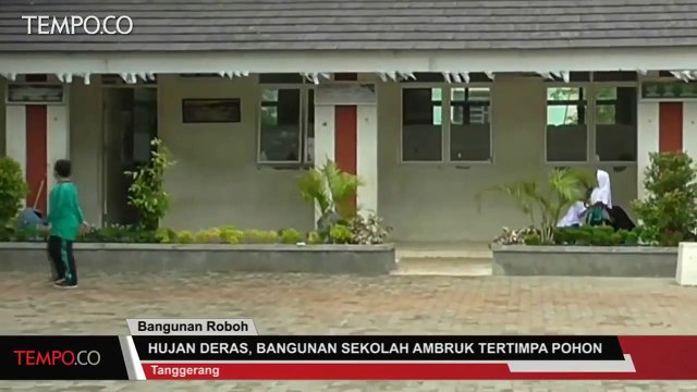 Hujan Deras, Bangunan Sekolah Ambruk Tertimpa Pohon