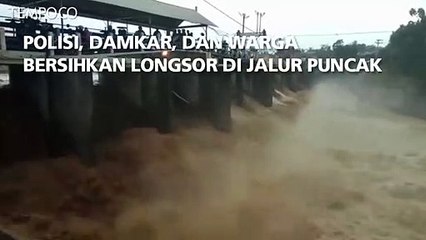 Polisi, Damkar, dan Warga Bersihkan Longsor di Jalur Puncak