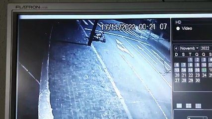 Veja o momento em que motocicleta foi incendiada no Centro