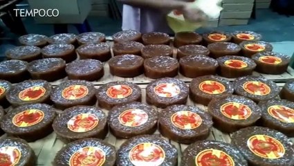 Begini Sibuknya Pekerja Produksi Kue Keranjang Jelang Imlek