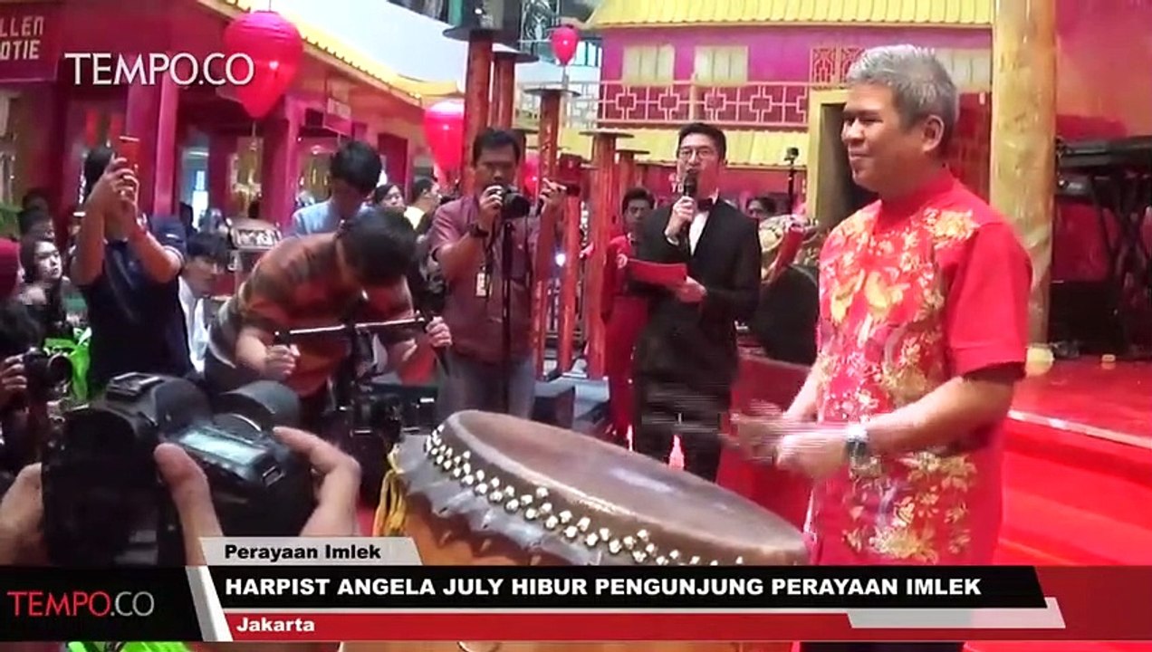 Harpist Angela July Hibur Pengunjung di Perayaan Imlek