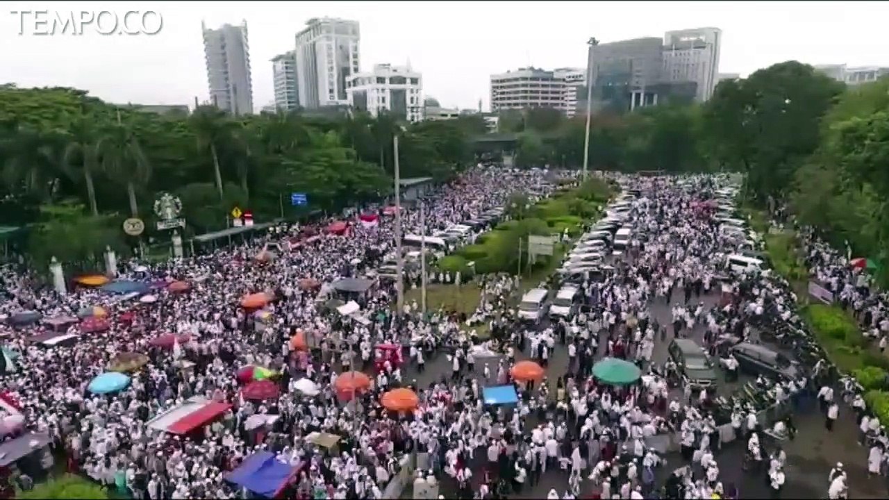 Sisi Lain Suasana Lautan Manusia dalam Aksi Bela Palestina di Monas