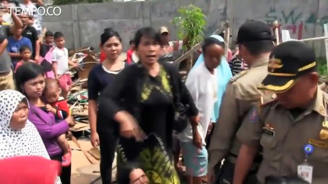 Ricuh, Menolak Digusur, Warga Adu Mulut dengan Satpol PP
