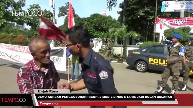 DEMO KORBAN PENGGUSURAN RICUH, 2 MOBIL DINAS NYARIS JADI BULAN-BULANAN