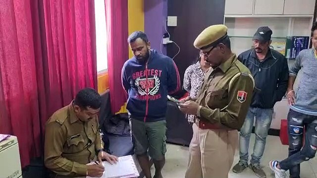 सैलून का ताला तोडकऱ नकदी-सामान चोरी