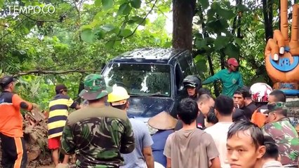 Tebing Longsor, Menimbun Rumah, 2 Orang Tertimbun Reruntuhan