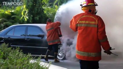 Diduga Korsleting, Satu Unit Mobil Mewah Terbakar