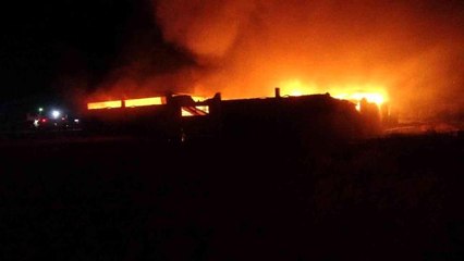 Uşak'ta çıkan depo yangınına müdahale sürüyor