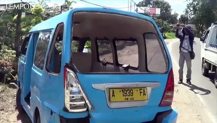 Download Video: Sopir Hilang Kendali, Mini Bus Tabrak Dua Motor dan Angkot