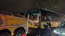 Üsküdar'da yağış nedeniyle kayganlaşan yolda direğe çarpan İETT otobüsü hasar gördü