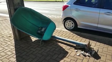 Após anos de 'hora extra', orelhão se aposenta