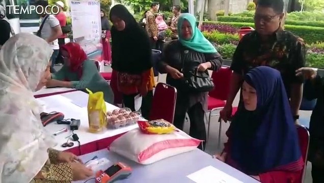 Mensos Khofifah Salurkan Bansos Non Tunai PKH di Depok