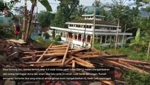 Pasca Gempa 6,9 SR, Warga Turunkan Genteng dari Rumah yang Rusak